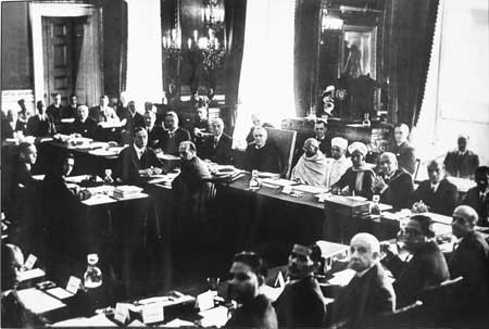 Gandhiji addressing at the 2nd Round Table Conference at St. James Palace on 15th September, 1931.jpg